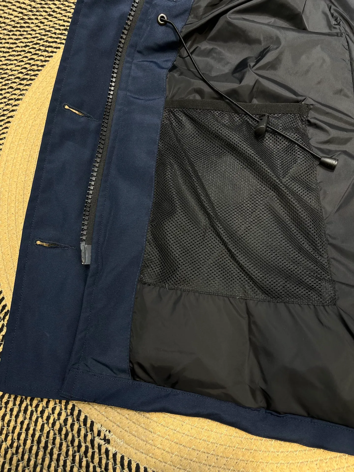 P860 Canada goose/Canada Goose 05 model 2580LA CANADA GOOSE/Canada Goose Rossclair parka women's down jacket, authentic original clothing molding, all accessories are custom-made from the original factory. This model is very unique. The zipper at the back can be opened to change into a dovetail style, with diagonal pockets and a layer of hidden pockets underneath. The official website has become a popular model. The softness and hardness of the fabric are compared with the genuine ones. It can be restored by kneading at will (fabric misunderstanding: fabrics with high hardness are not waterproof. Only those who buy the latest genuine version this year will notice the softness and comfort of the fabrics). The down is synchronized with the genuine white duck down. It is fluffy and not lumpy. The electronically controlled down charging machine is used to fill the zippers with customized genuine YKK zippers. High hardness and no lag. The fur collar is purchased from the same manufacturer as Wolf Hair. (Cooperative factory 2019 Canadian wolf skin auction and Big Goose official auction of wolf skin fur collars on the same site) All workmanship and wiring are controlled by workers with more than ten years of service. They must be horizontal and vertical, and are not crooked. The density of the inner wiring is more exquisite. Compare at will. Big goose label, collar label, washed label, hang tag, zipper rope, pocket label, back label, collar velvet, Velcro fasteners, all details of the cuffs are updated simultaneously with the original product, the best version, and the most complete color matching. The fighter in World 05 battles various world goods. Size: XS-XL